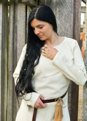 Portrait de la robe viking Celeste blanche en laine, portée avec ceinture en reconstitution historique, GN et LARP