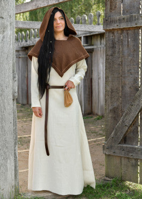 Robe viking Celeste blanche portée avec cape brune et ceinture, pour reconstitution historique, GN et LARP