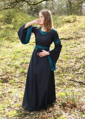 Robe bliaut Constance bleu foncé et bleu portée en extérieur, avec manches trompette, pour reconstitution, GN ou LARP