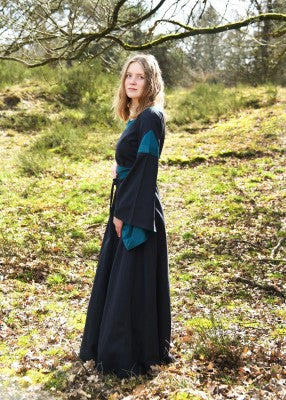 Robe bliaut Constance bleu foncé et bleu portée en extérieur, avec manches trompette, pour reconstitution, GN ou LARP