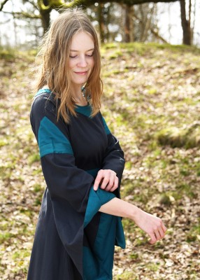 Robe bliaut Constance bleu foncé et bleu portée en extérieur, avec manches trompette, pour reconstitution, GN ou LARP