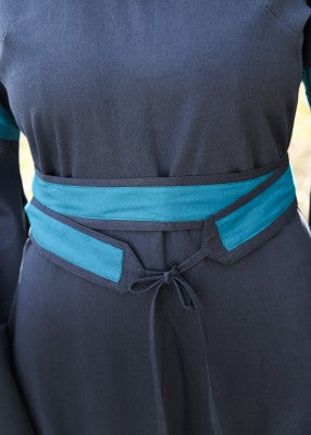 Détail de la ceinture bleu foncé et bleu de la robe bliaut Constance, avec découpe décorative et lien à nouer