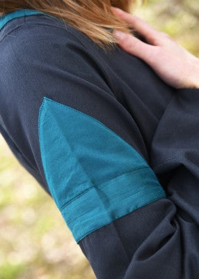 Détail de la manche contrastée bleu de la robe bliaut Constance, avec empiècement décoratif sur le haut du bras