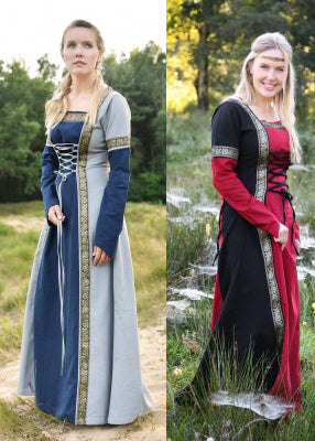Deux robes Eleanor portées, versions bleu bleu-gris et rouge noir, coupe ajustée par laçages, encolure carrée décorée