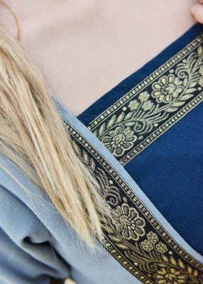 Détail de l’encolure carrée décorée de la robe Eleanor bleu-gris, galon tissé visible sur coton