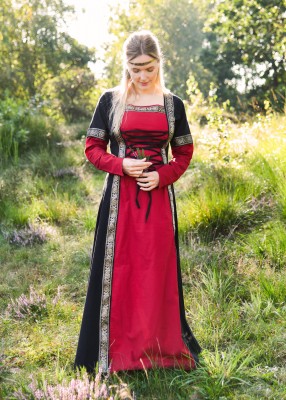 Robe Eleanor rouge et noir portée de face, coton léger, laçage avant visible et jupe longue évasée