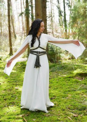 Robe Elira à manches longues en coton naturel, portée de face en forêt avec manches ouvertes pour reconstitution, GN ou LARP