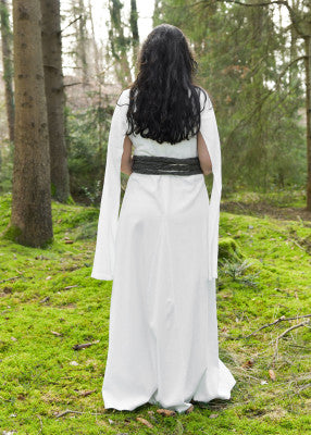 Robe Elira à manches longues en coton naturel, portée de dos avec coupe longue fluide pour tenue de reconstitution ou GN