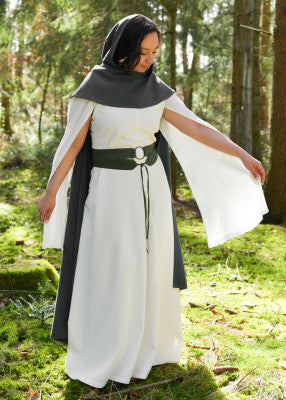 Robe Elira en coton naturel portée avec capuche et ceinture verte, manches ouvertes pour reconstitution historique, GN ou LARP
