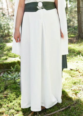 Robe Elira en coton naturel, détail du bas de robe avec pli creux et ampleur fluide pour tenue de reconstitution, GN ou LARP