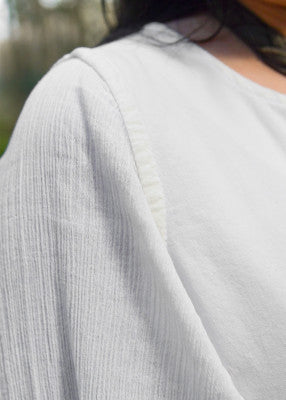 Robe Elira en coton naturel, gros plan sur l’épaule et la manche à effet froissé pour reconstitution historique, GN ou LARP