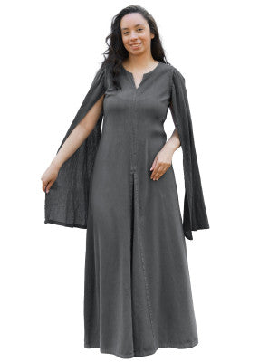 Robe Elira à manches longues en coton gris, portée de face sur fond clair avec manche ouverte pour tenue de GN ou LARP sobre