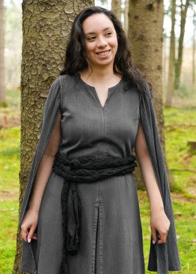Robe Elira en coton gris portée avec ceinture noire, encolure fendue et manches ouvertes pour reconstitution, GN ou LARP