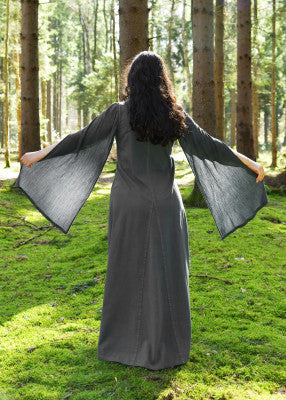 Robe Elira à manches longues en coton gris, portée de dos en forêt avec manches ouvertes pour reconstitution, GN ou LARP