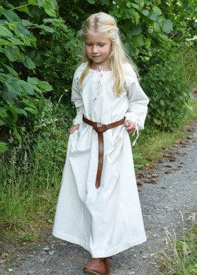 Robe Ana pour enfant en coton blanc, portée de face en extérieur avec ceinture pour reconstitution, GN ou LARP enfant