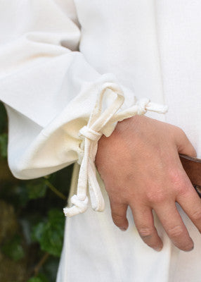Robe Ana pour enfant en coton blanc, détail de la manche resserrée par lien pour reconstitution, GN ou LARP enfant