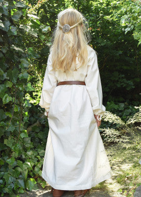 Robe Ana pour enfant en coton blanc, portée de dos en extérieur avec ceinture pour reconstitution, GN ou LARP enfant