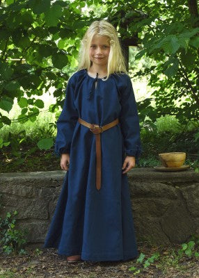Robe Ana pour enfant en coton bleu, portée de face en extérieur avec ceinture pour reconstitution, GN ou LARP enfant