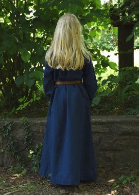 Robe Ana pour enfant en coton bleu, portée de dos en extérieur avec ceinture pour reconstitution, GN ou LARP enfant