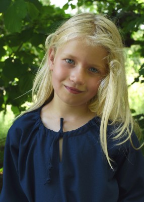 Robe Ana pour enfant en coton bleu, portrait avec encolure froncée et lien pour reconstitution, GN ou LARP enfant