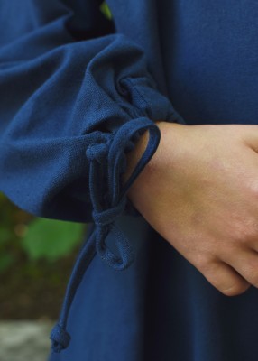 Robe Ana pour enfant en coton bleu, détail de la manche resserrée par lien pour reconstitution, GN ou LARP enfant