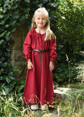 Robe Ana pour enfant en coton rouge, portée de face en extérieur avec ceinture pour reconstitution, GN ou LARP enfant