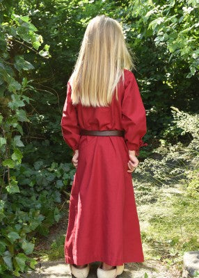 Robe Ana pour enfant en coton rouge, portée de dos en extérieur avec ceinture pour reconstitution, GN ou LARP enfant