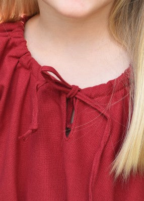 Robe Ana pour enfant en coton rouge, détail de l’encolure froncée avec lien pour reconstitution, GN ou LARP enfant