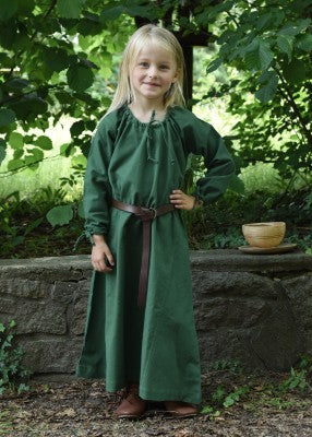 Robe Ana pour enfant en coton vert, portée de face en extérieur avec ceinture pour reconstitution, GN ou LARP enfant