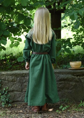 Robe Ana pour enfant en coton vert, portée de dos en extérieur avec ceinture pour reconstitution, GN ou LARP enfant