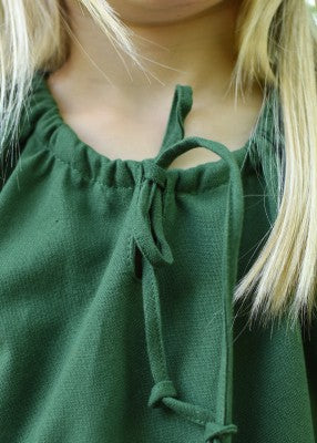 Robe Ana pour enfant en coton vert, détail de l’encolure froncée avec lien pour reconstitution, GN ou LARP enfant
