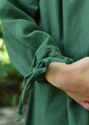 Robe Ana pour enfant en coton vert, détail de la manche resserrée par lien pour reconstitution, GN ou LARP enfant