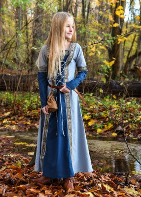 Robe Eleanor pour enfant en coton bleu-gris, portée de face en extérieur pour reconstitution, GN ou LARP enfant