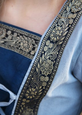 Robe Eleanor pour enfant en coton bleu-gris, détail de la bordure dorée décorative et du tissu pour reconstitution, GN ou LARP enfant