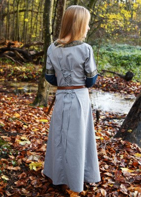 Robe Eleanor pour enfant en coton bleu-gris, portée de dos avec laçage arrière pour reconstitution, GN ou LARP enfant