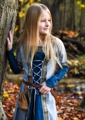Robe Eleanor pour enfant en coton bleu-gris, portée de face avec laçage avant et bourse pour reconstitution, GN ou LARP enfant