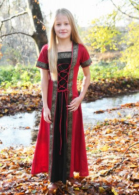 Robe Eleanor pour enfant en coton rouge-noir, portée de face en extérieur pour reconstitution, GN ou LARP enfant