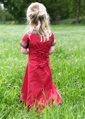 Robe Eleanor pour enfant en coton rouge-noir, portée de dos avec laçage arrière pour reconstitution, GN ou LARP enfant