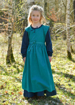 Robe Lilou pour enfant en coton bleu, portée de face en extérieur sur robe simple pour reconstitution, GN ou LARP enfant
