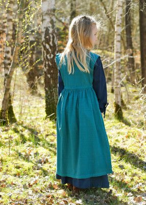 Robe Lilou pour enfant en coton bleu, portée de dos en extérieur avec liens à la taille pour reconstitution, GN ou LARP enfant