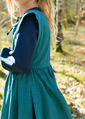Robe Lilou pour enfant en coton bleu, détail du côté avec fente et fronces à la taille pour reconstitution, GN ou LARP enfant
