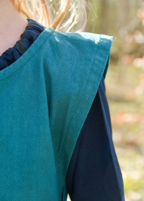 Robe Lilou pour enfant en coton bleu, détail de l’épaule et de l’emmanchure pour événements de reconstitution, GN ou LARP enfant