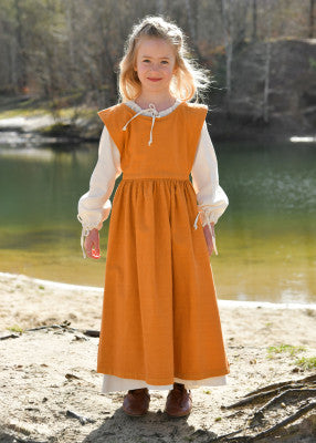 Robe Lilou pour enfant en coton orange, portée de face en extérieur sur robe simple pour reconstitution, GN ou LARP enfant