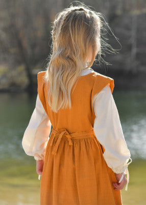 Robe Lilou pour enfant en coton orange, portée de dos avec liens à la taille pour événements de reconstitution, GN ou LARP enfant