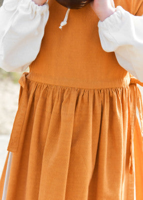 Robe Lilou pour enfant en coton orange, détail de la taille froncée et du lien pour événements de reconstitution, GN ou LARP enfant