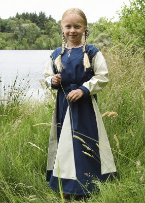 Robe viking Solveig pour enfant en coton bleu/blanc, vue de face en extérieur avec ceinture, pour reconstitution, GN et LARP enfant