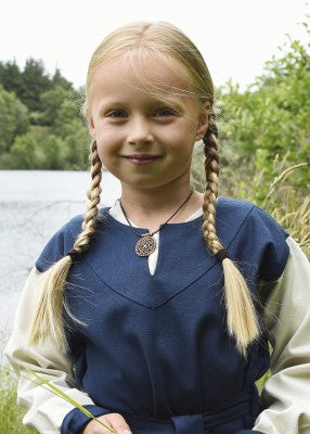 Robe viking Solveig pour enfant en coton bleu/blanc, portrait en extérieur avec col fendu, pour reconstitution, GN et LARP enfant