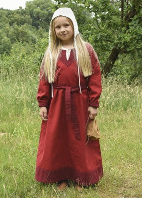 Robe viking Solveig pour enfant en coton rouge/bordeaux, vue de face en extérieur avec ceinture, pour reconstitution, GN et LARP enfant