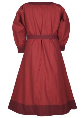 Robe viking Solveig pour enfant en coton rouge/bordeaux, vue de dos sur fond clair avec ceinture, pour reconstitution, GN et LARP enfant