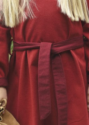Robe viking Solveig pour enfant en coton rouge/bordeaux, détail de la taille et de la ceinture, pour reconstitution, GN et LARP enfant